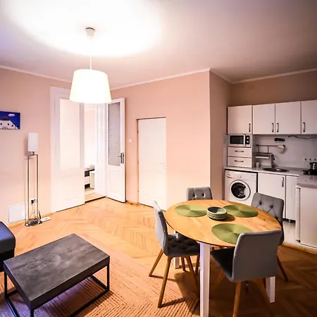 Jules' Sunny, Spacious And Apartment *