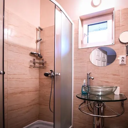 Jules' Sunny, Spacious And Apartment