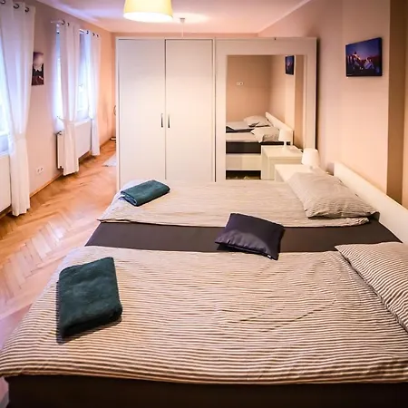 Jules' Sunny, Spacious And Apartment