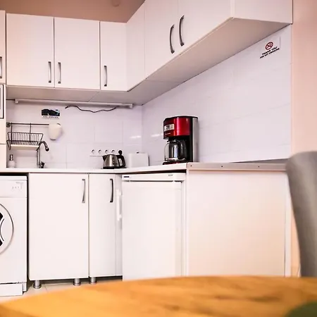 Jules' Sunny, Spacious And Apartment *
